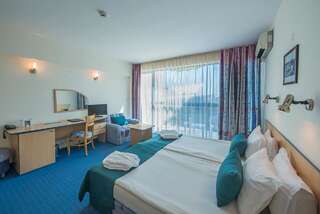 Отель Holiday Park Hotel - All Inclusive Золотые Пески Двухместный номер с 1 кроватью или 2 отдельными кроватями и видом на море-2