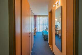 Отель Holiday Park Hotel - All Inclusive Золотые Пески Стандартный двухместный номер с 1 кроватью или 2 отдельными кроватями и дополнительной кроватью (для 2 взрослых и 1 ребенка)-10