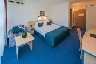Отель Holiday Park Hotel - All Inclusive Золотые Пески Стандартный двухместный номер с 1 кроватью или 2 отдельными кроватями и дополнительной кроватью (для 2 взрослых и 1 ребенка)-15